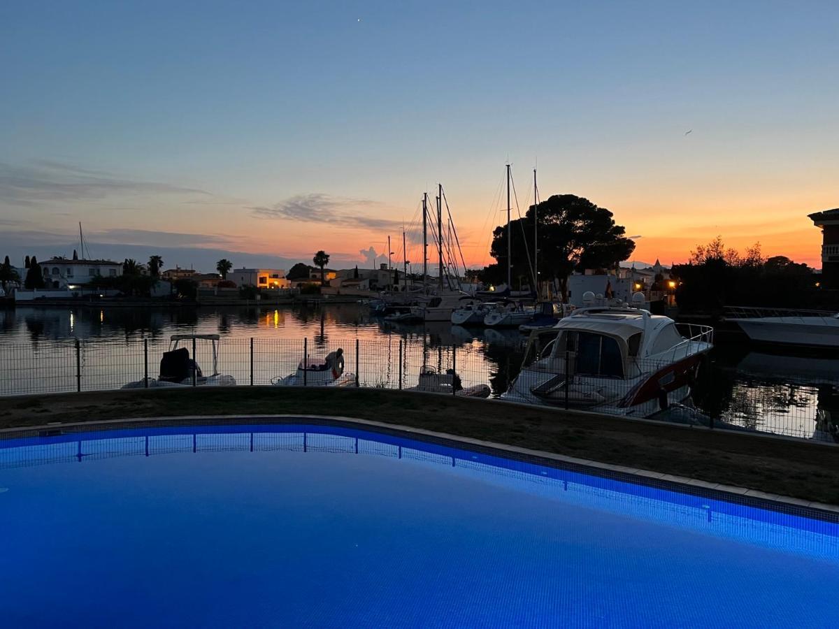 Blau Apartamento Frente A Los Canales Y Las Puestas De Sol De Rosas Exterior foto